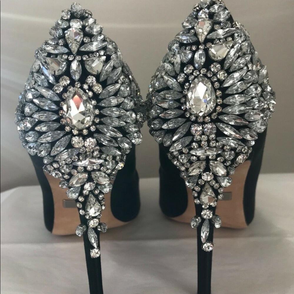 Badgley Mischka
Gorgeous Embellished Satin Pumps